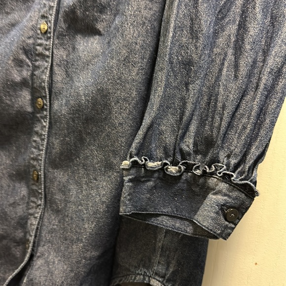 Draper James blue denim button front top. V neck. size Med. 3/4 sleeve w/ruffle - Picture 3 of 4